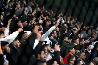 Beşiktaş'ta Taraftar Tepkisi: Islıklar ve Tezahüratlar!