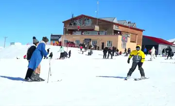 Hakkari Kayak Merkezi'nde Yoğunluk: Sömestir Tatilinin Etkisi