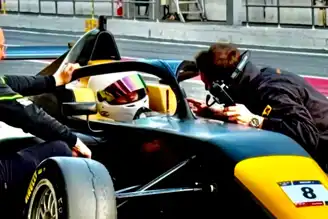 Türkiye'nin İlk Kadın F4 Pilotu Sena Savaşer