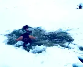 Vücut Geliştirici, Donmuş Göle Daldı!
