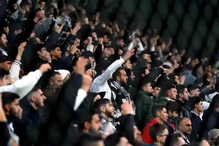 Beşiktaş'ta Taraftar Tepkisi: Islıklar ve Tezahüratlar!