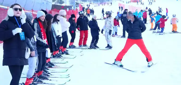 Erzurum'da Kız Öğrenciler Kış Sporlarıyla Buluştu