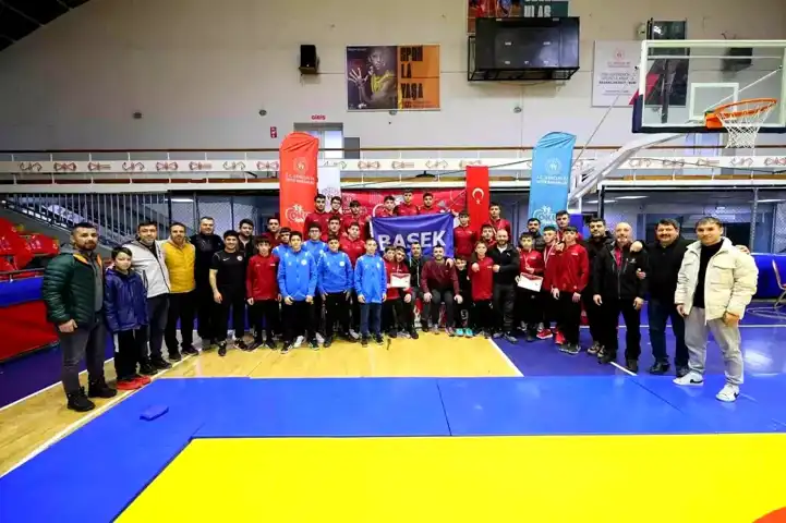 Manisa'da Gençler Güreş Grup Müsabakaları Sonuçlandı