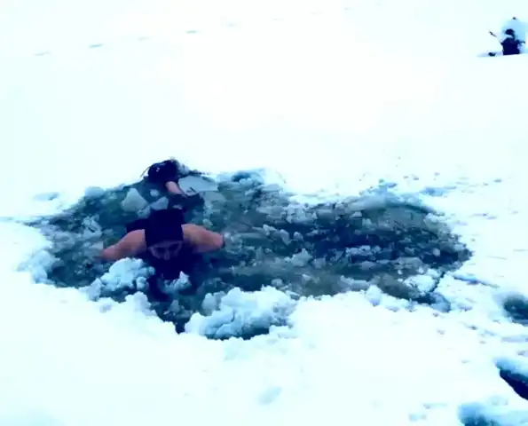 Vücut Geliştirici, Donmuş Göle Daldı!