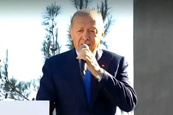 Erdoğan, Özel'in Kırmızı Kart Çağrısına Yanıt Verdi
